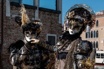 Les costumés du carnaval de Venise devant la Madonna de la Salute.