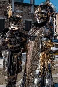 Les costumés du carnaval de Venise devant la Madonna de la Salute.