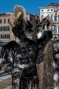 Les costumés du carnaval de Venise devant la Madonna de la Salute.