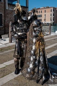 Les costumés du carnaval de Venise devant la Madonna de la Salute.