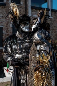 Les costumés du carnaval de Venise devant la Madonna de la Salute.