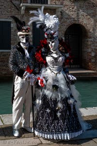 Les costumés du carnaval de Venise devant la Madonna de la Salute.