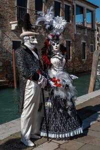 Les costumés du carnaval de Venise devant la Madonna de la Salute.