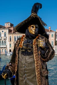 Les costumés du carnaval de Venise devant la Madonna de la Salute.