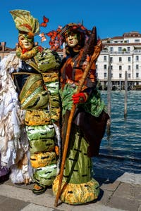 Les costumés du carnaval de Venise devant la Madonna de la Salute.