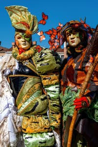 Les costumés du carnaval de Venise devant la Madonna de la Salute.