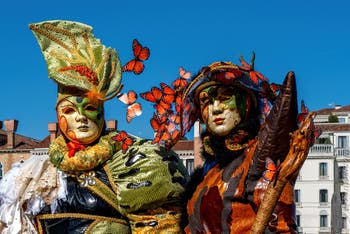 Les costumés du carnaval de Venise devant la Madonna de la Salute.