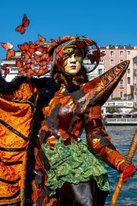 Les costumés du carnaval de Venise devant la Madonna de la Salute.