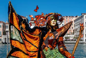 Les costumés du carnaval de Venise devant la Madonna de la Salute.