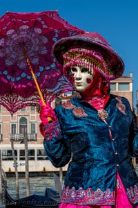 Les costumés du carnaval de Venise devant la Madonna de la Salute.