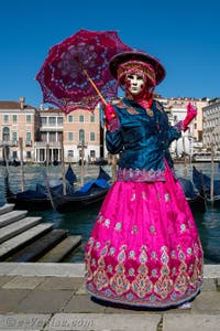 Les costumés du carnaval de Venise devant la Madonna de la Salute.