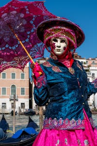 Les costumés du carnaval de Venise devant la Madonna de la Salute.