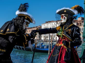 Les costumés du carnaval de Venise devant la Madonna de la Salute.