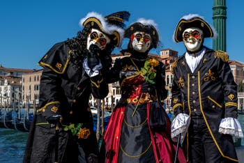 Les costumés du carnaval de Venise devant la Madonna de la Salute.