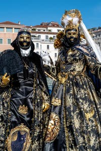 Les costumés du carnaval de Venise devant la Madonna de la Salute.