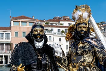 Les costumés du carnaval de Venise devant la Madonna de la Salute.