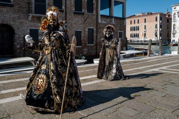 Les costumés du carnaval de Venise devant la Madonna de la Salute.