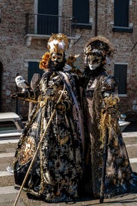 Les costumés du carnaval de Venise devant la Madonna de la Salute.