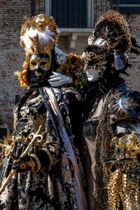 Les costumés du carnaval de Venise devant la Madonna de la Salute.