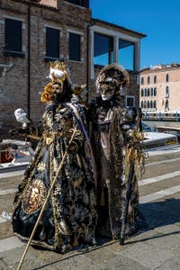 Les costumés du carnaval de Venise devant la Madonna de la Salute.