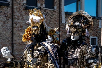 Les costumés du carnaval de Venise devant la Madonna de la Salute.