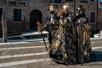 Les costumés du carnaval de Venise devant la Madonna de la Salute.