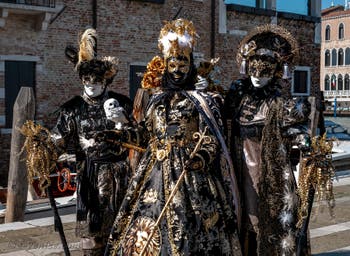 Les costumés du carnaval de Venise devant la Madonna de la Salute.