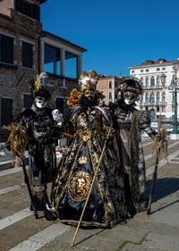 Les costumés du carnaval de Venise devant la Madonna de la Salute.