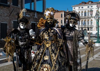 Les costumés du carnaval de Venise devant la Madonna de la Salute.