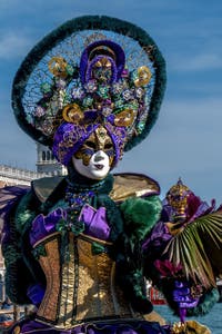 Les costumés du carnaval de Venise devant la Madonna de la Salute.