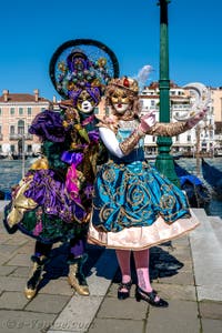 Les costumés du carnaval de Venise devant la Madonna de la Salute.