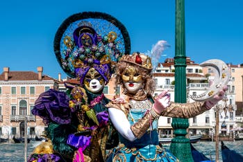 Les costumés du carnaval de Venise devant la Madonna de la Salute.