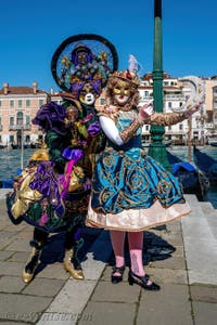 Les costumés du carnaval de Venise devant la Madonna de la Salute.