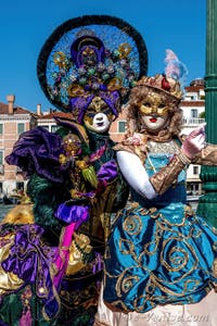 Les costumés du carnaval de Venise devant la Madonna de la Salute.