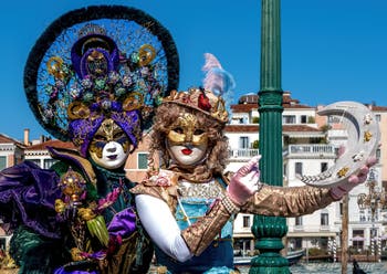 Les costumés du carnaval de Venise devant la Madonna de la Salute.