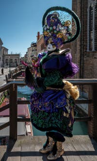 Les costumés du carnaval de Venise devant la Madonna de la Salute.