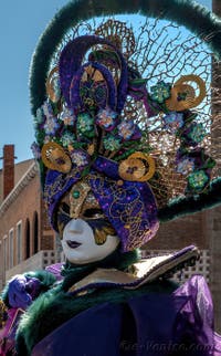 Les costumés du carnaval de Venise devant la Madonna de la Salute.