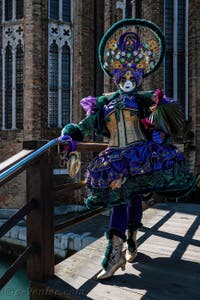 Les costumés du carnaval de Venise devant la Madonna de la Salute.