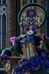 Les costumés du carnaval de Venise devant la Madonna de la Salute.