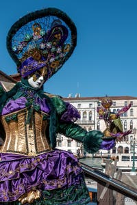 Les costumés du carnaval de Venise devant la Madonna de la Salute.