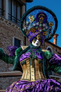 Les costumés du carnaval de Venise devant la Madonna de la Salute.