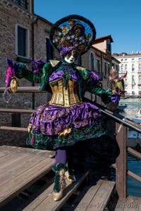 Les costumés du carnaval de Venise devant la Madonna de la Salute.