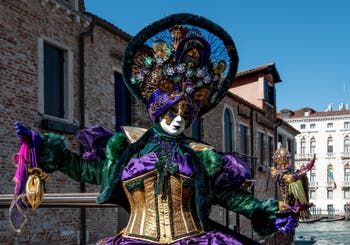 Les costumés du carnaval de Venise devant la Madonna de la Salute.