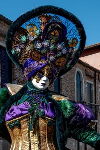 Les costumés du carnaval de Venise devant la Madonna de la Salute.