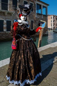 Les costumés du carnaval de Venise devant la Madonna de la Salute.