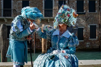 Les costumés du carnaval de Venise devant la Madonna de la Salute.