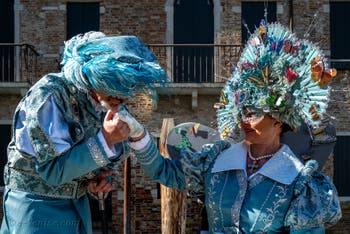 Les costumés du carnaval de Venise devant la Madonna de la Salute.