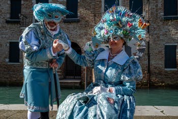 Les costumés du carnaval de Venise devant la Madonna de la Salute.