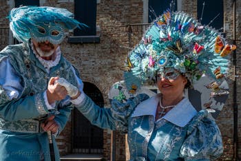 Les costumés du carnaval de Venise devant la Madonna de la Salute.