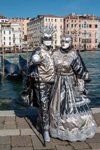 Les costumés du carnaval de Venise devant la Madonna de la Salute.